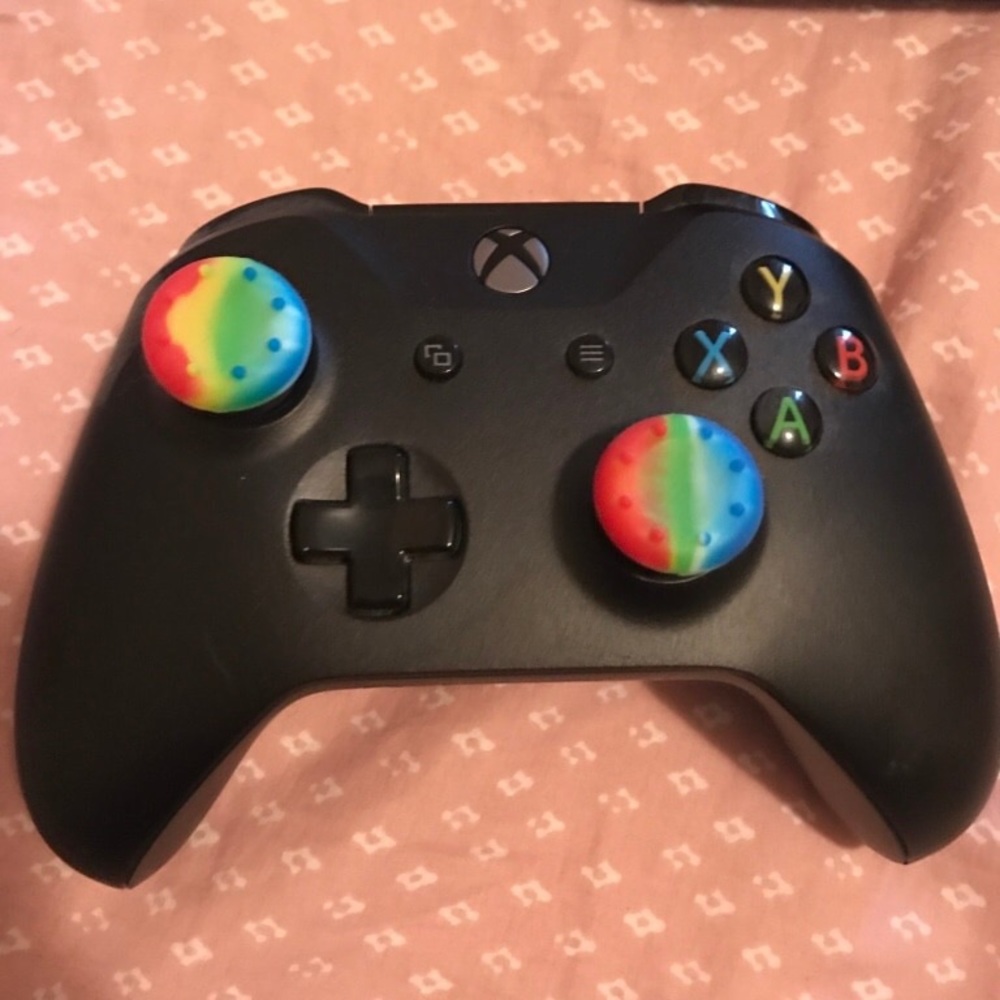 Xbox One X - image 3